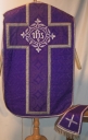 Ornement violet : chasuble, étole