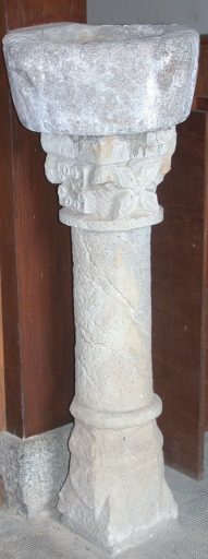 Ancienne mesure à grains, aujourd'hui bénitier sur pied