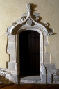 Décor d'architecture du choeur : porte, lavabo