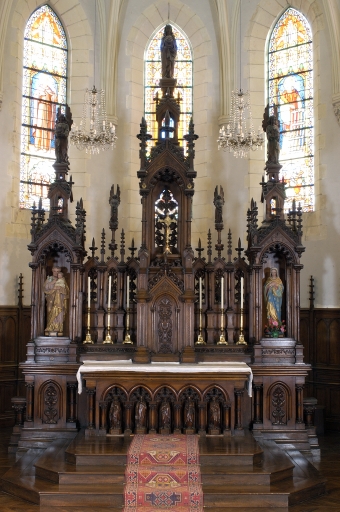 Ensemble du maître-autel : autel, tabernacle, 2 gradins d'autel, exposition, retable, 3 degrés d'autel