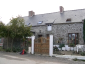 Alignement de maisons, le Village (Le Tronchet)