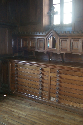 Ensemble des meubles de la sacristie : chasublier, 27 armoires, lambris de revêtement, bureau