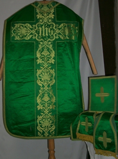 Ornement vert 1 : chasuble, étole, manipule, bourse de corporal, voile de calice