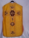 Ornement doré : chasuble, bourse de corporal, étole, voile de calice