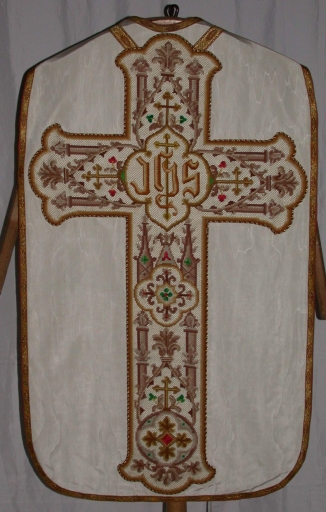 Ornement blanc 1 : chasuble, bourse de corporal, étole, manipule, voile de calice