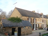 Alignement de maisons, la Ville-Blanche (Miniac-Morvan)