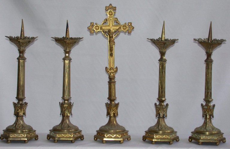 Garniture d'autel 2 : croix d'autel et 4 chandeliers d'autel