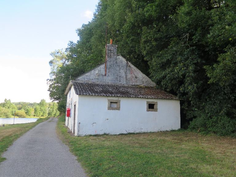 Petites fenêtres dans l'appentis de la maison de Trémorin 