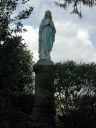 Statue 2 sur piédestal : Vierge, dite Notre-Dame de Lourdes à l'extérieur