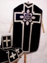 Ornement noir 4 : chasuble, étole, manipule, bourse de corporal, voile de calice