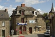 Maison à boutique, 23-25 place de la Mairie (Hédé)