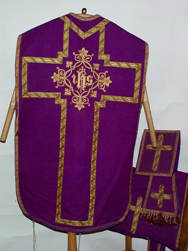 Ornement violet : chasuble, étole, voile de calice, bourse de corporal, Ropenard (Maure-de-Bretagne fusionnée en Val d'Anast en 2017)