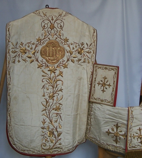Ornement blanc 5 : chape, voile huméral, étole pastorale, chasuble, bourse de corporal, étole, voile de calice