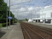 Voie ferrée : ancienne ligne de chemin de fer d'intérêt général du réseau de l'Ouest de Paris à Brest, actuellement chemin de fer de l'Etat