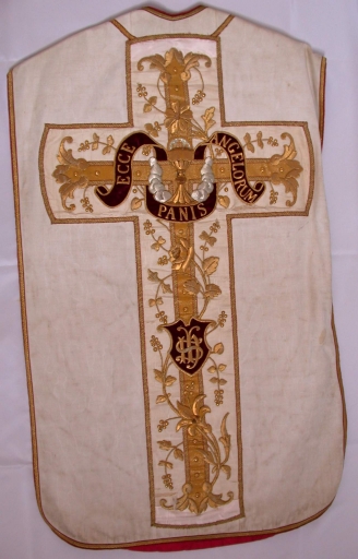 Ornement blanc : chasuble, étole, voile de calice