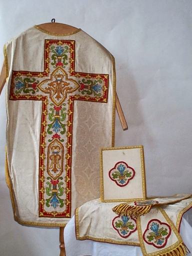 Ornement blanc 4 : chasuble, étole, manipule, bourse de corporal, voile de calice (Campel fusionnée en Val d'Anast en 2017)