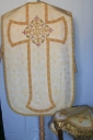 Ornement blanc 2 : chasuble, étole, manipule, voile de calice