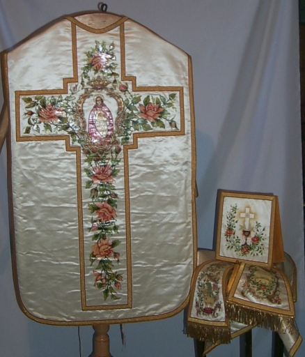 Ornement blanc 2 : chasuble, bourse du corporal, étole, manipule, voile du calice