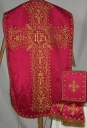 Ornement rouge 3 : chasuble, étole, manipule, bourse du corporal