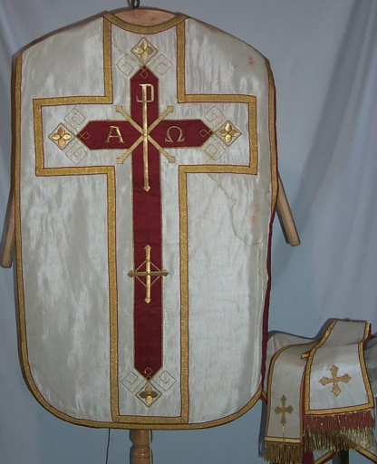 Ornement blanc 6 : chasuble, étole, manipule, voile du calice