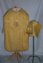 Ornement doré : chasuble, étole, voile du calice