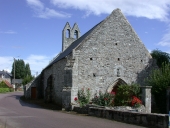 L'église paroissiale, les chapelles, croix de chemin, cimetières et monuments aux morts sur la commune de Pléboulle