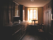 Meubles de sacristie : chasublier, armoire