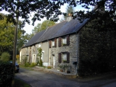 Alignement de trois maisons, Trobert (Renac)