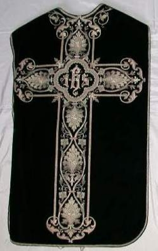 Ornement noir 2 : chasuble, étole, manipule, voile de calice