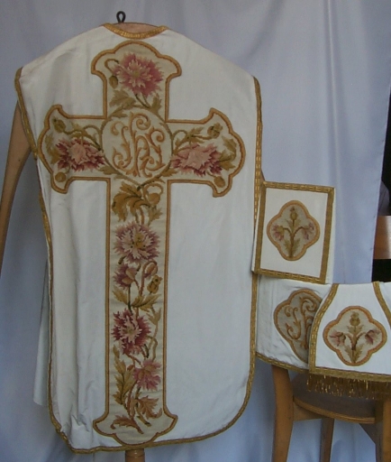 Ornement blanc 6 : chasuble, bourse de corporal, étole, voile de calice