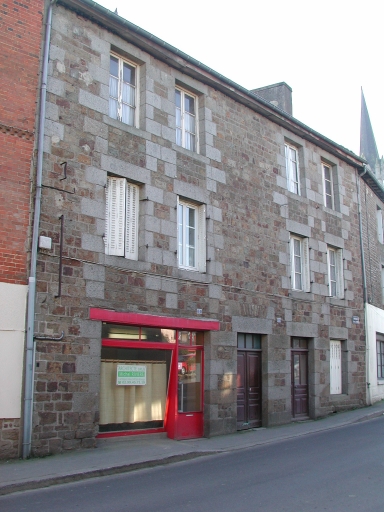 Immeuble à logements, 3 et 1 avenue Philippe de Volvire (Sens-de-Bretagne)