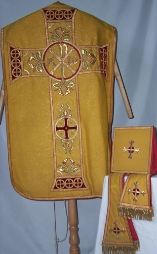 Ornement doré 1 : chasuble, étole, manipule, bourse du corporal