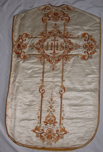 Ornement blanc 1 : chasuble, bourse de corporal, étole, manipule, voile de calice