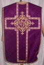 Ornement violet 3 : chasuble, bourse de corporal, étole, manipule, voile de calice