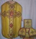 Ornement doré : chasuble, bourse de corporal, étole, manipule, voile de calice