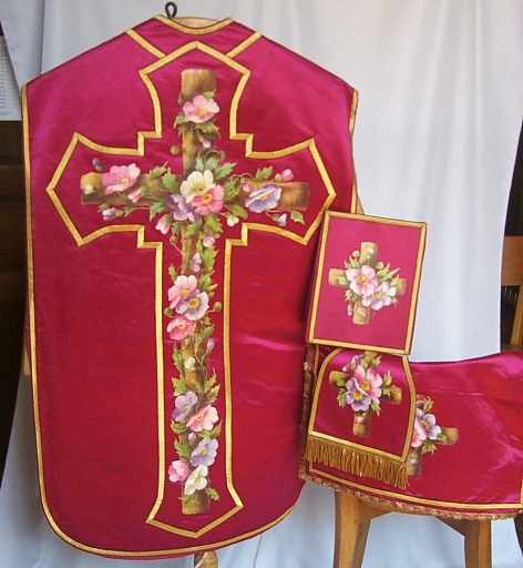 Ornement rouge 2 : chasuble, bourse de corporal, étole, voile de calice