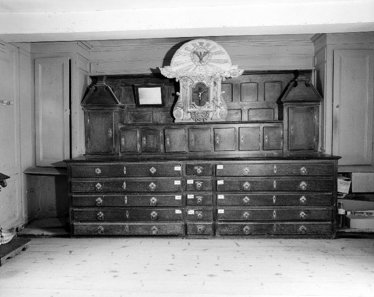 Meubles de rangement pour objets liturgiques, église paroissiale Sainte-Édiltrude (Tréflez)