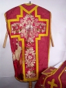 Ornement rouge 1 : chasuble, étole, manipule, bourse de corporal, voile de calice