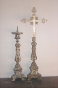 Garniture d'autel : croix d'autel, chandelier d'autel (Maure-de-Bretagne fusionnée en Val d'Anast en 2017)