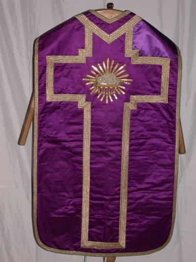 Ornement violet 2 : chasuble, bourse de corporal