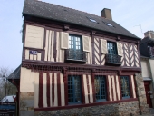 Auberge de la Loriette ; dite également maison de l'Ecu, boulevard Julien et Pierre Gourdel ;  rue Alexis Garnier (Châteaugiro)