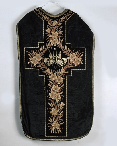 Ornement noir 2 : chasuble, étole, manipule, voile de calice, bourse de corporal