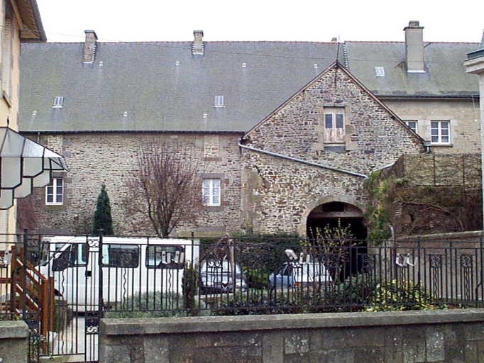 Couvent de Visitandines, couvent de Bénédictines, caserne, pensionnat, usine, actuellement école primaire, rue des Carmes (Dol-de-Bretagne)