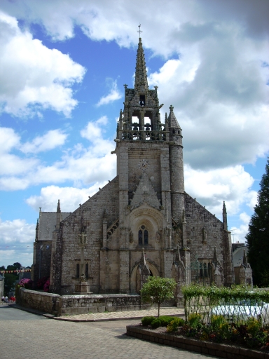 Église paroissiale Saint-Thénéan, place du Martray (Guerlesquin)