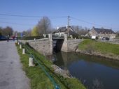 Canal de Nantes à Brest, pont routier sur écluse, la Hataie (Malestroit)
