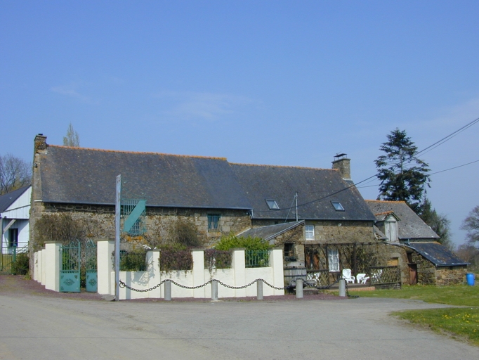 Alignement d'une maison et d'une ferme, la Villate (Cuguen)