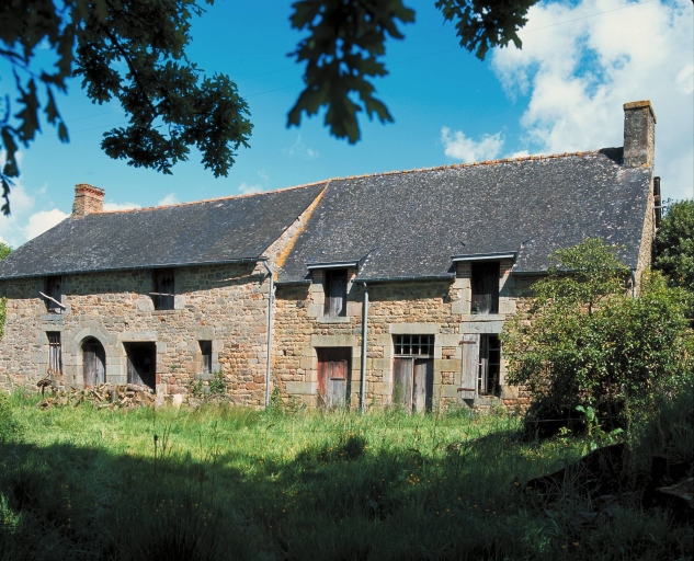 Alignement de deux fermes, Bas Chenillé (Saint-Léger-des-Prés)