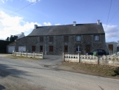 Maisons, alignement de trois logis, la Croix Flettier (Longaulnay)