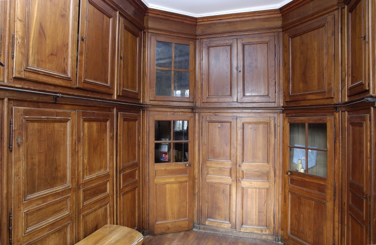 Meubles de sacristie : armoires de sacristie, chasublier et chapier