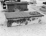 Tombeau, cimetière (Plounévez-Lochrist)